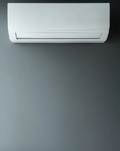 Climatizzatore bianco installato su muro nero - Marco passerini impianti idraulici